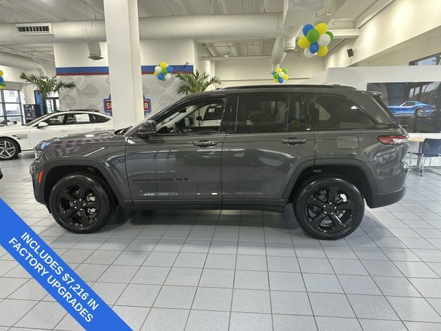 Used 2023 Jeep Grand Cherokee Limited w/ Luxury Tech Group II AWD/4WD image 17