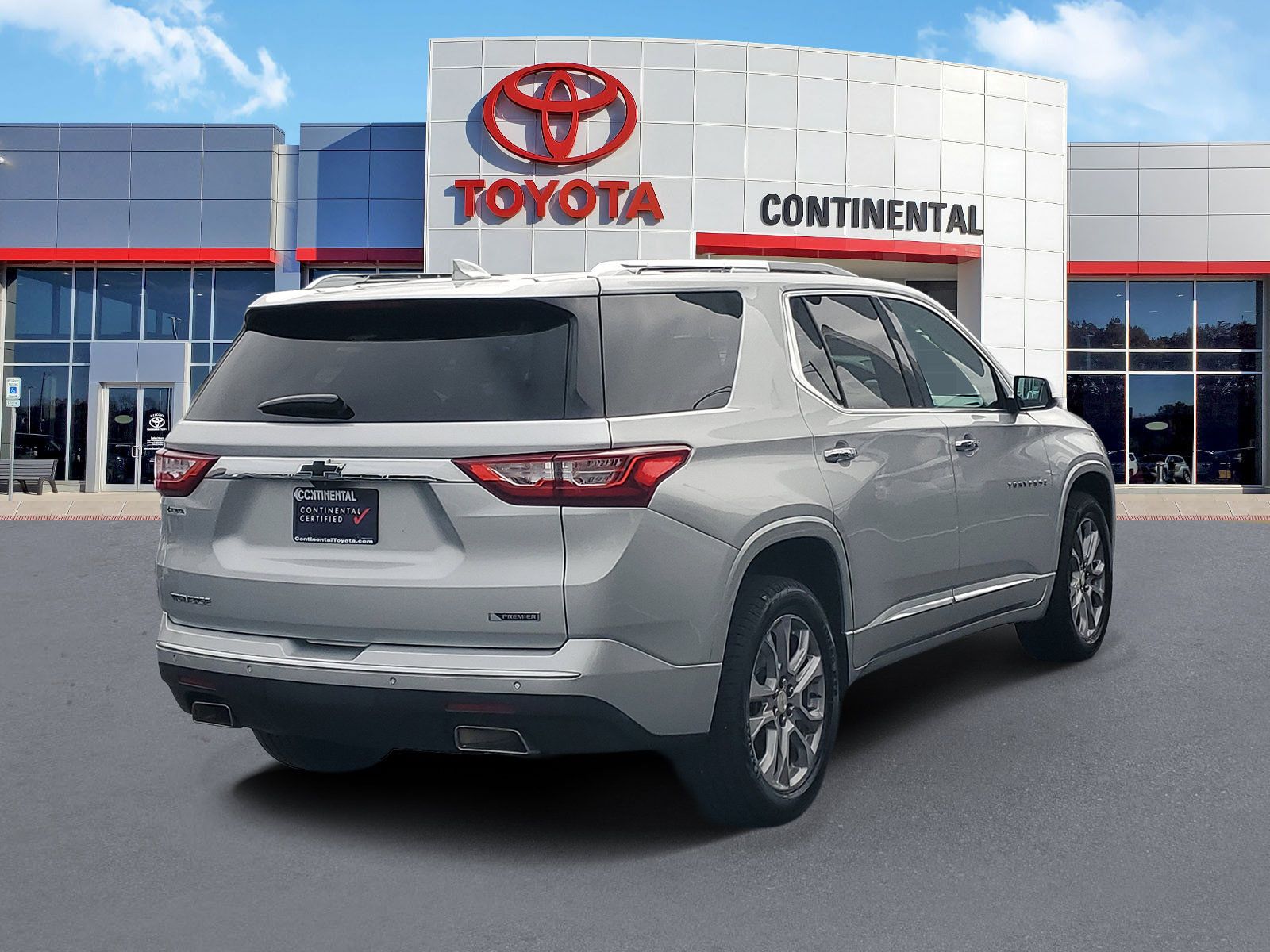 Used 2018 Chevrolet Traverse Premier w/ Driver Confidence II Package FWD image 5