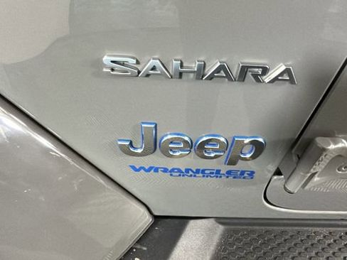 Used 2022 Jeep Wrangler Unlimited Sahara w/ Cold Weather Group AWD/4WD image 10