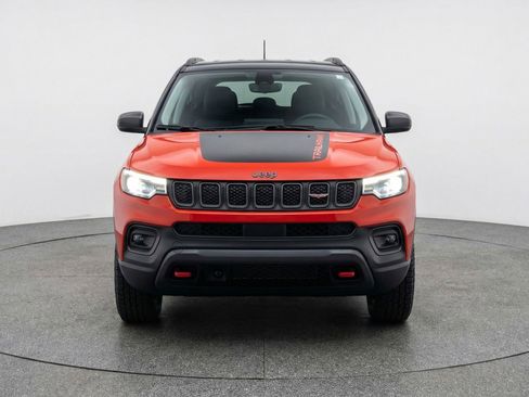 Used 2025 Jeep Compass Trailhawk image 2