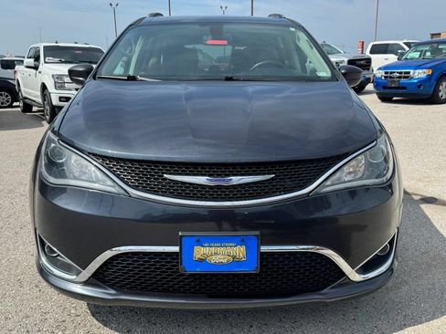 Used 2020 Chrysler Pacifica Touring-L FWD image 9