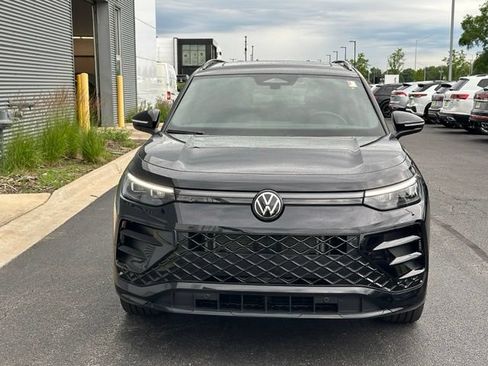 Certified 2025 Volkswagen Tiguan SE R-Line AWD/4WD image 2