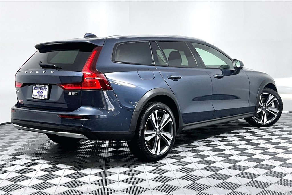 Used 2025 Volvo V60 B5 Cross Country Plus AWD/4WD image 12