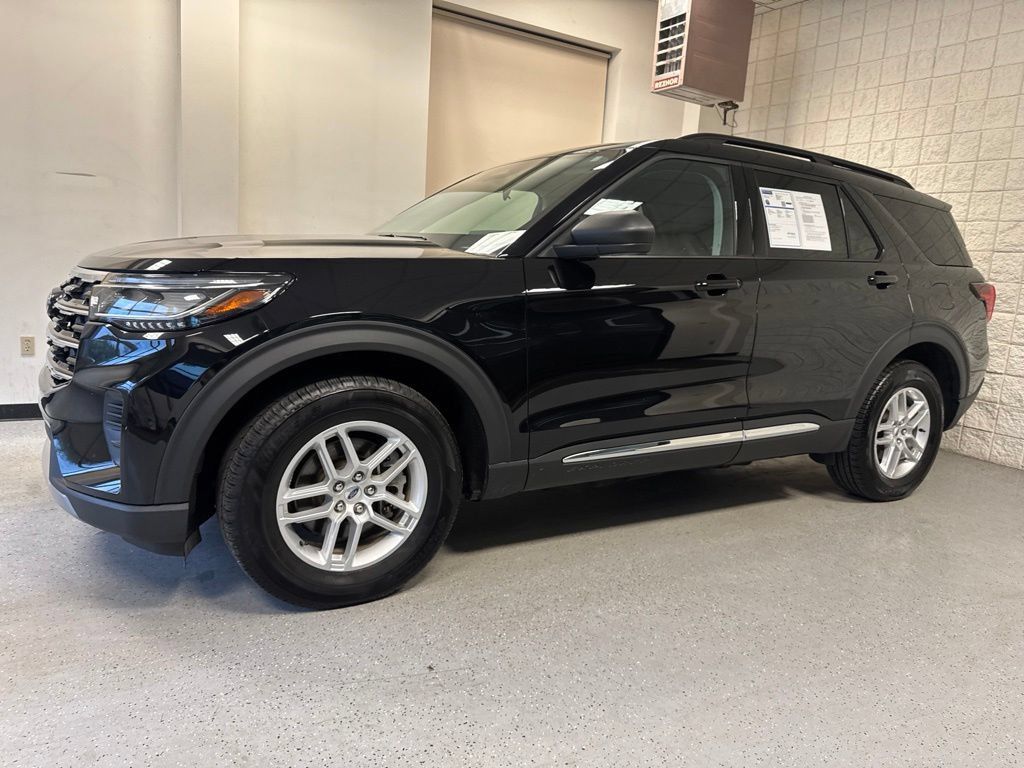 Used 2025 Ford Explorer Active AWD/4WD image 37