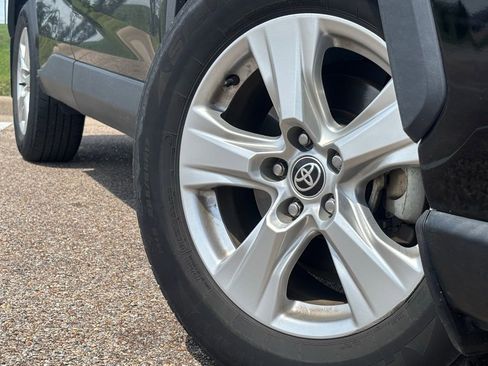 Used 2021 Toyota RAV4 XLE w/ Convenience Package FWD image 2