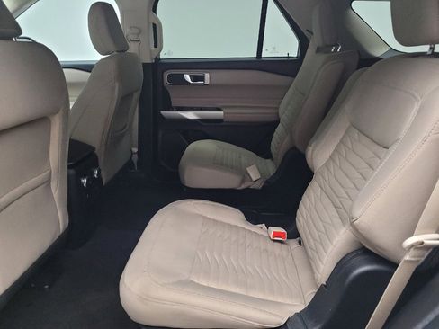 Used 2021 Ford Explorer XLT AWD/4WD image 18