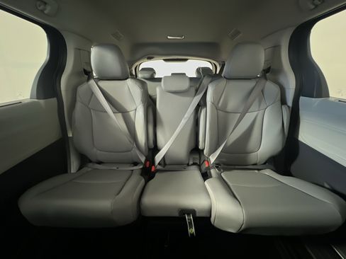 Used 2024 Toyota Sienna XLE FWD image 34