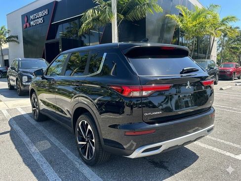 Used 2024 Mitsubishi Outlander SE image 2