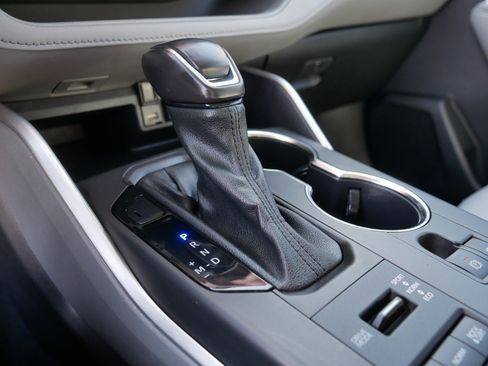 Used 2021 Toyota Highlander XLE image 24