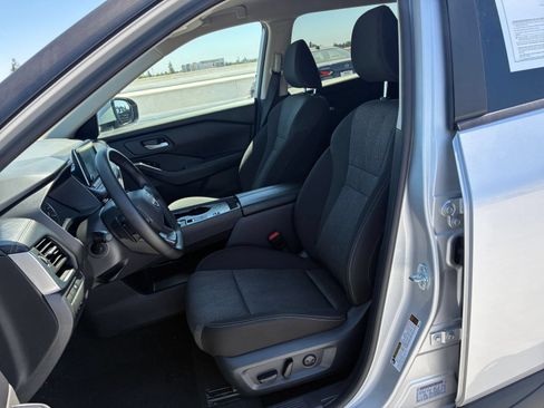 Used 2025 Nissan Rogue SV FWD image 27