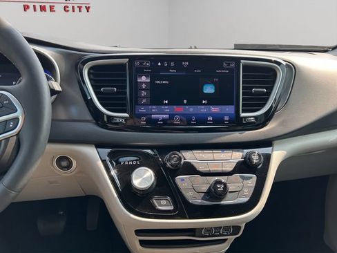 Used 2024 Chrysler Pacifica Touring-L FWD image 21