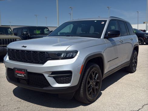 Used 2025 Jeep Grand Cherokee Altitude AWD/4WD image 2