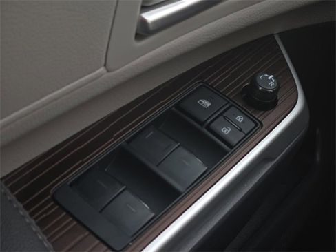 Certified 2024 Toyota Sienna XLE image 28