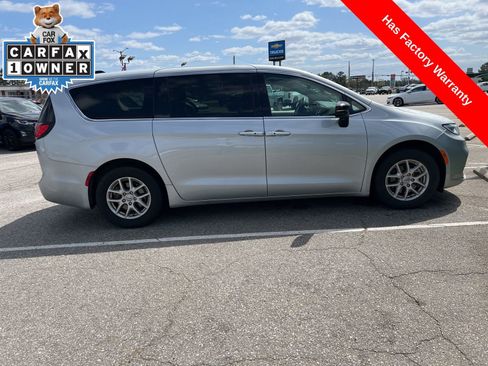 Used 2024 Chrysler Pacifica Touring-L image 6