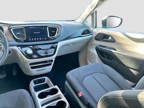 Used 2017 Chrysler Pacifica Touring image 24