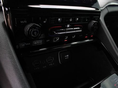 Used 2023 Jeep Grand Cherokee Overland AWD/4WD image 18