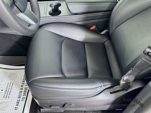 Used 2022 Tesla Model Y Long Range image 24