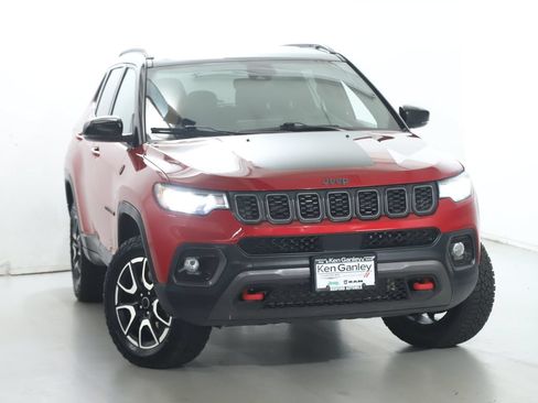 Used 2025 Jeep Compass Trailhawk AWD/4WD image 2