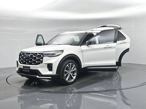 Certified 2025 Ford Explorer Platinum w/ Ultimate Package image 40