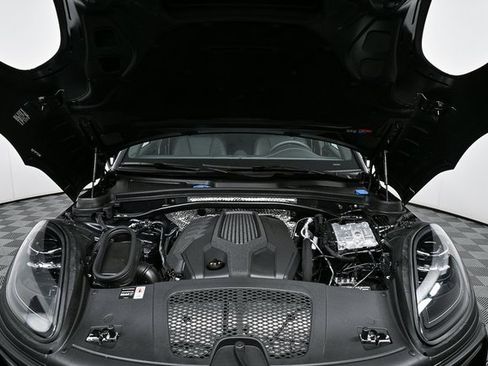 Certified 2025 Porsche Macan AWD image 34