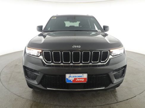 New 2025 Jeep Grand Cherokee Laredo image 2