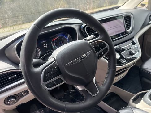 Used 2023 Chrysler Pacifica Touring-L FWD image 16