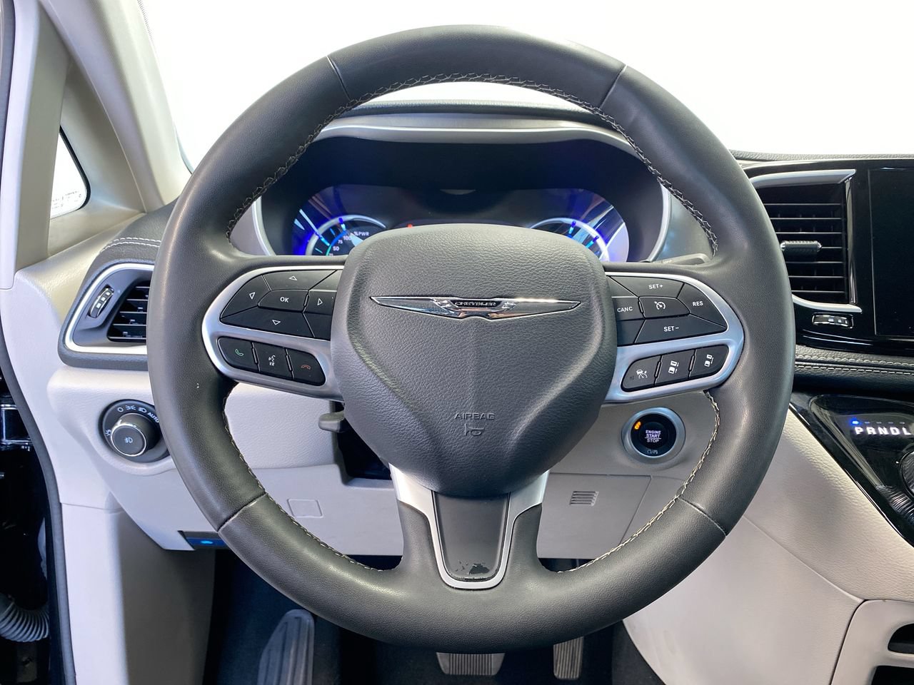 Used 2024 Chrysler Pacifica Limited FWD image 21