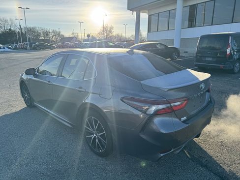 Used 2023 Toyota Camry SE image 5