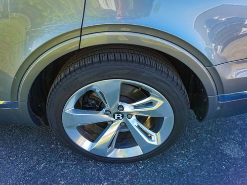 Used 2017 Bentley Bentayga AWD/4WD image 57