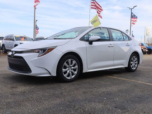 Used 2024 Toyota Corolla LE image 2