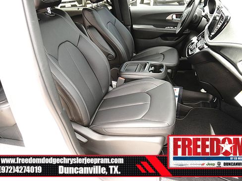 New 2027 Chrysler Pacifica Select FWD image 16