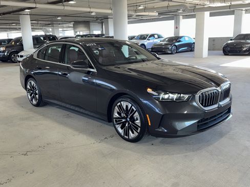 Certified 2025 BMW 530i image 1