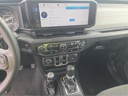 Used 2025 Jeep Gladiator Sport AWD/4WD image 6