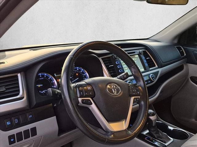 Used 2019 Toyota Highlander Plus FWD image 9