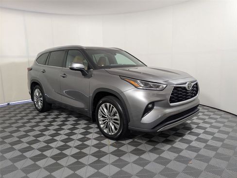 Used 2025 Toyota Highlander Platinum image 3