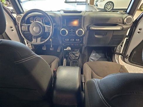 Used 2017 Jeep Wrangler Unlimited Sahara AWD/4WD image 11