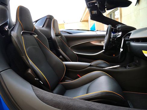 Used 2025 McLaren Artura Spider image 11