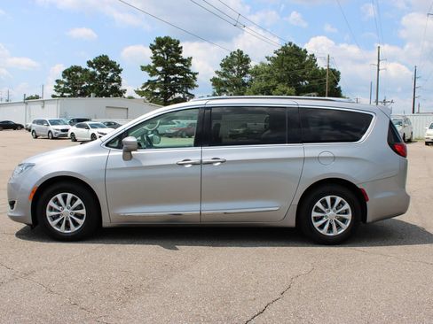 Used 2018 Chrysler Pacifica Touring-L FWD image 3