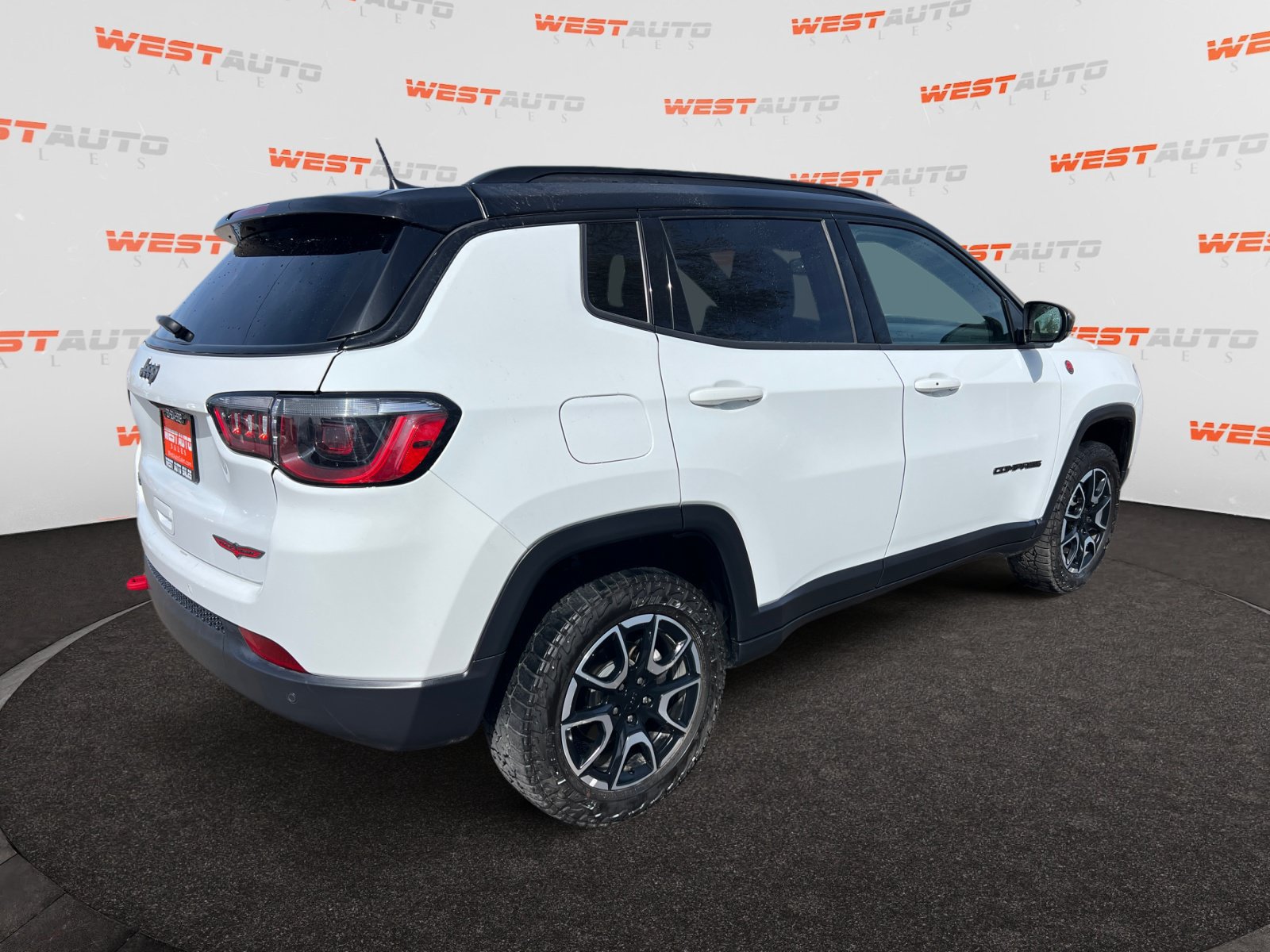 Used 2024 Jeep Compass Trailhawk AWD/4WD image 5