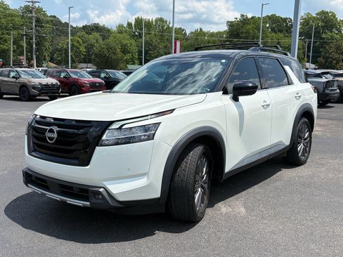 Used 2023 Nissan Pathfinder SL w/ SL Premium Package AWD/4WD image 11
