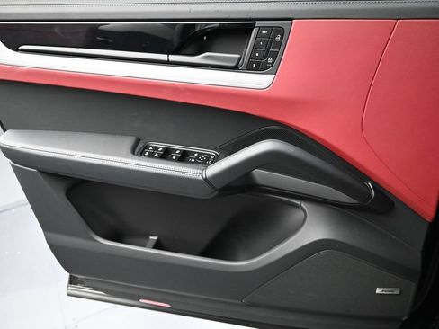 Certified 2025 Porsche Cayenne S AWD/4WD image 21