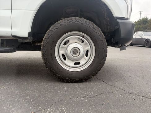 Used 2022 Ford F250 XL w/ Power Equipment Group image 9