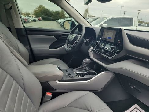Used 2023 Toyota Highlander LE image 28