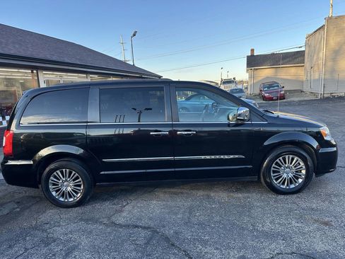 Used 2015 Chrysler Town & Country Touring-L w/ Driver Convenience Group image 3