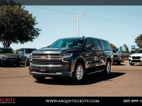Used 2024 Chevrolet Suburban LT RWD image 3