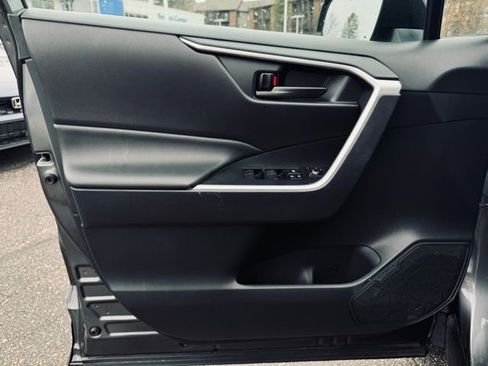 Used 2021 Toyota RAV4 LE image 12