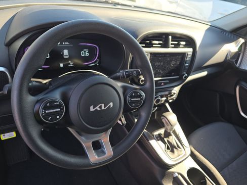 Used 2025 Kia Soul LX FWD image 4