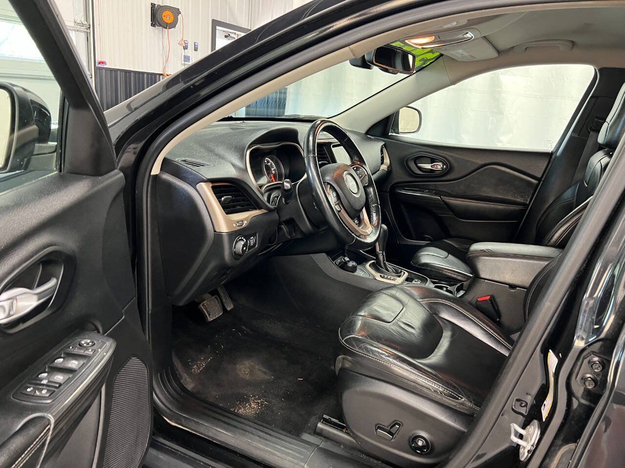 Used 2016 Jeep Cherokee Limited AWD/4WD image 7