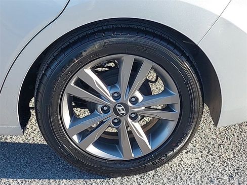 Used 2017 Hyundai Elantra SE image 29