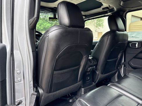 Used 2018 Jeep Wrangler Unlimited Sahara AWD/4WD image 37
